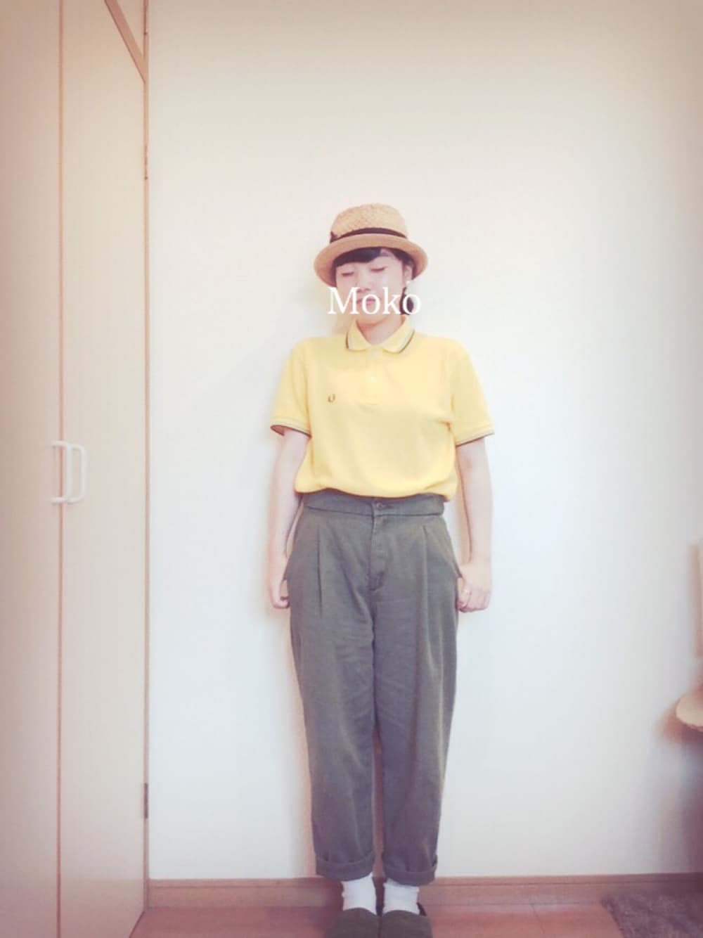 「FRED PERRY、ポロシャツ、カーキ、チノパン、カンカン帽、白靴下」｜「FRED PERRYのアイテム（ポロシャツ、イエロー系）」を使った、もこもこさん（レディース・153cm）の夏コーディネートの1枚目の写真