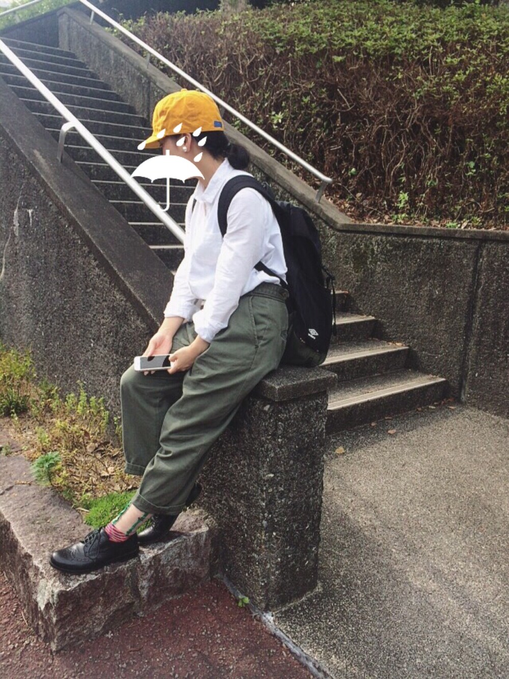 「休日スタイル、夏、シャツスタイル、白Tシャツ、カーキ、チノパン、キャップ」｜「Vivienne Westwoodのアイテム（ソックス/靴下、その他）」を使った、もこもこさん（レディース・153cm）の夏コーディネートの1枚目の写真