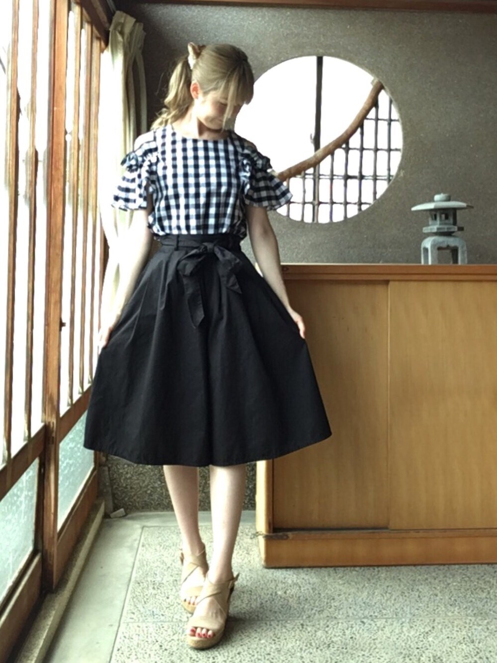 ブラック系のトップス、ブラック系のその他パンツ、ベージュ系のサンダルを着用したレディースの夏コーディネートの1枚目の写真