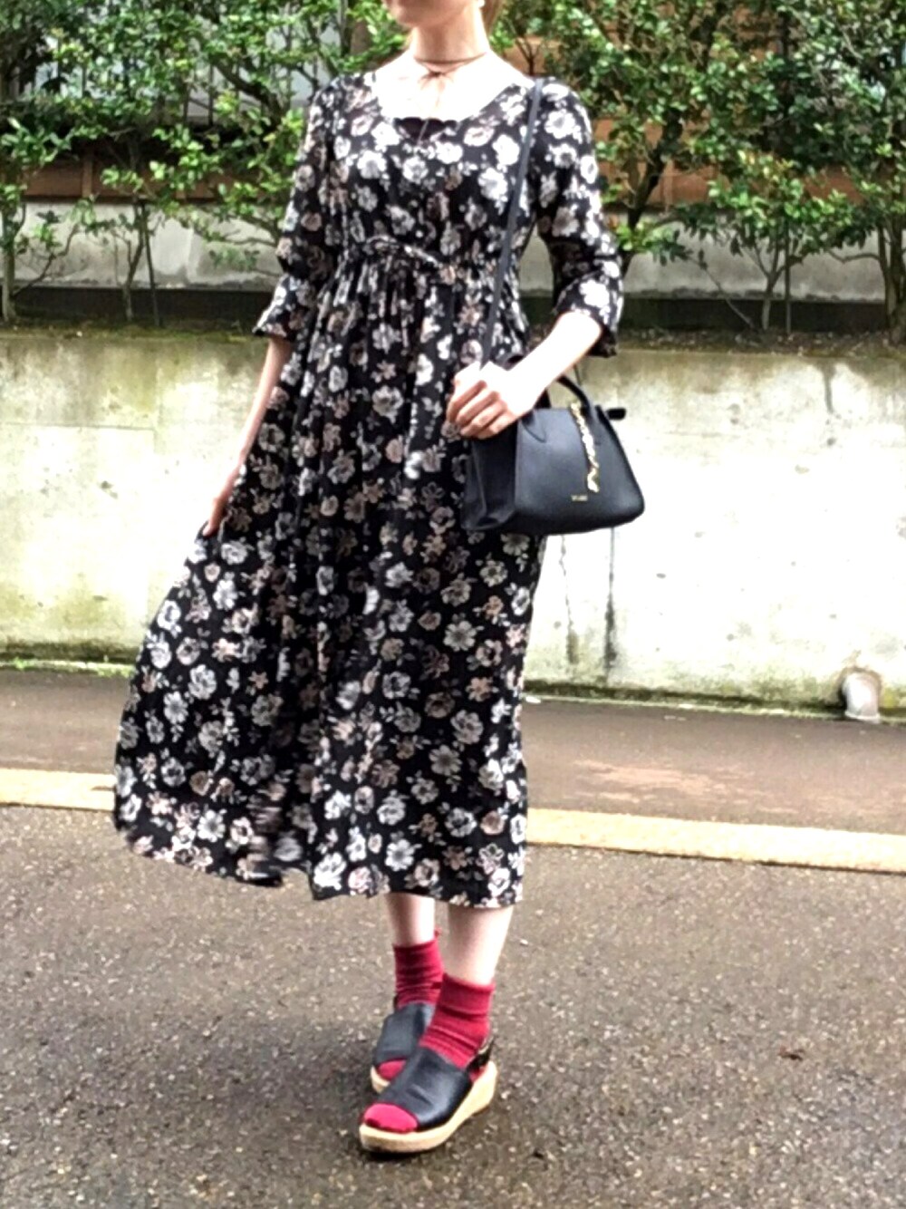 ブラック系のワンピース、ブラック系のバッグ、ブラック系のサンダルを着用したレディースの夏コーディネートの1枚目の写真