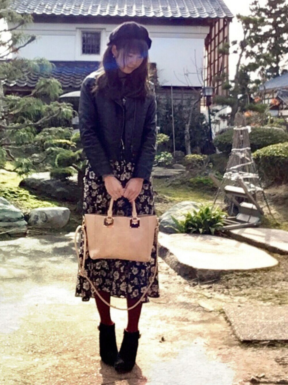 ブラック系のライダースジャケット、ホワイト系のTシャツ/カットソー、ブラック系のワンピースを着用したレディースの冬コーディネートの1枚目の写真