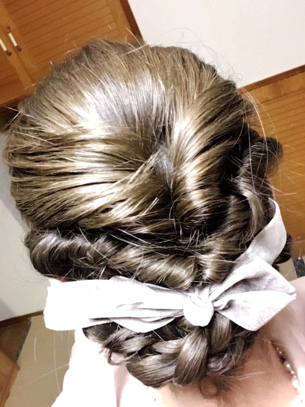 グレー系のバレッタ/ヘアクリップを着用したレディースの冬コーディネートの1枚目の写真