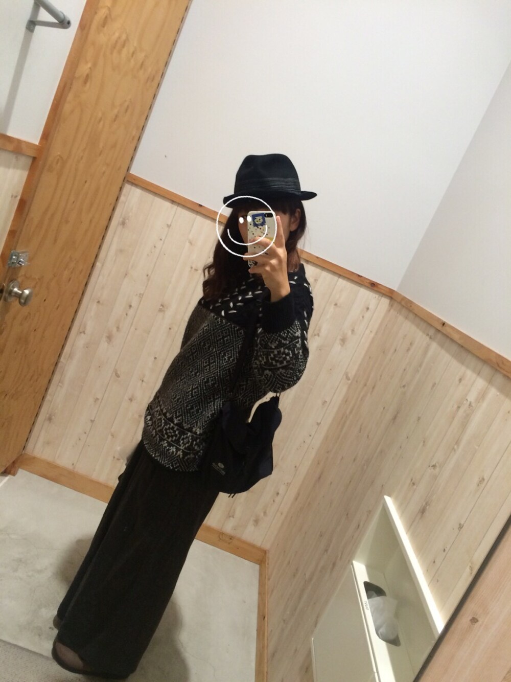 「冬、ハット、ニット、セーター、BAG'n'NOUN、シンプル、秋冬、ワイドパンツ」｜「HOLLYWOOD RANCH MARKETのアイテム（ハット、ブラック系）」を使った、ムーナオさん（レディース・160cm）の冬コーディネートの1枚目の写真