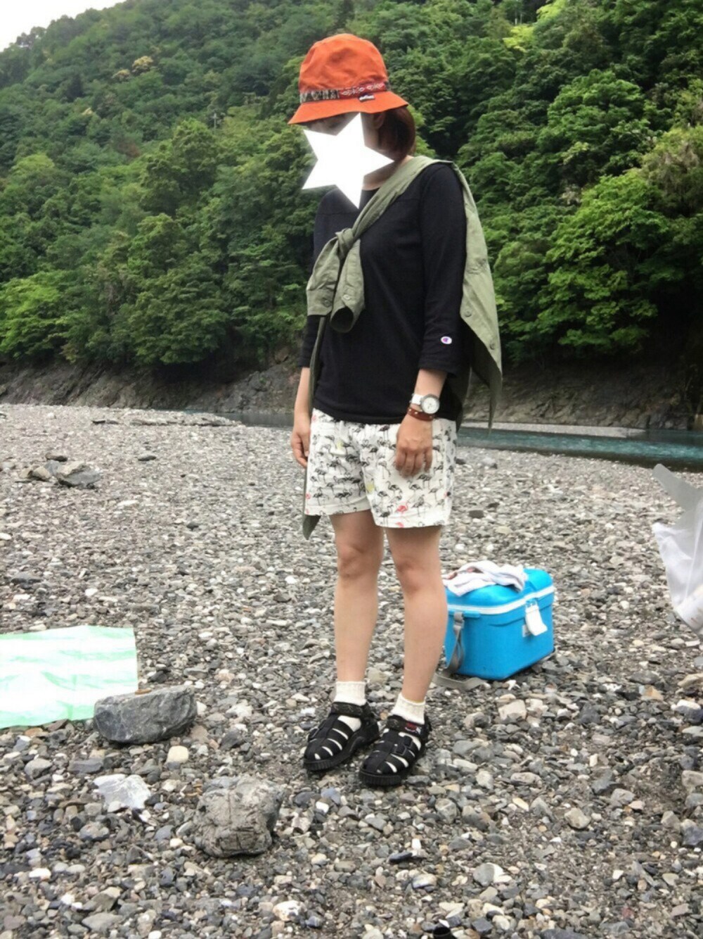 「休日スタイル、スポーツサンダル、ショートパンツ、アウトドアスタイル、BBQ、シンプルコーデ、夏コーデ、SHAKA、サンダルに靴下、BEAVER」｜「WILD THINGSのWILD THINGS(ワイルドシングス)  60/40 METRO HAT  (575)（ハット、オレンジ系）」を使った、ムーナオさん（レディース・160cm）の春コーディネートの1枚目の写真