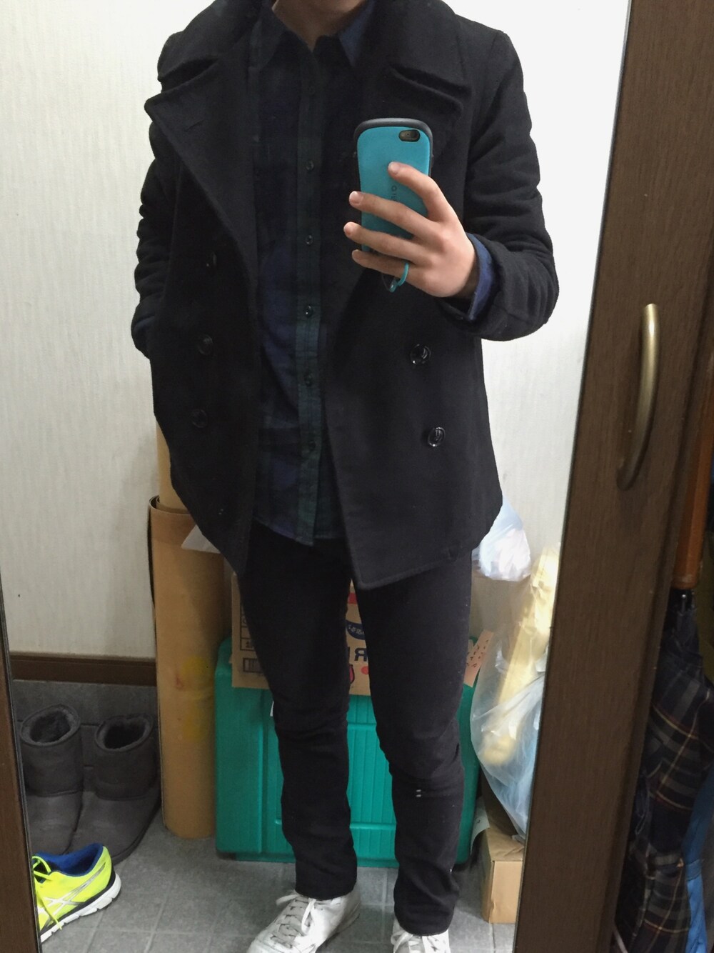 ブラック系のピーコート、グリーン系のシャツ/ブラウス、ブラック系のその他パンツを着用したメンズの冬コーディネートの1枚目の写真