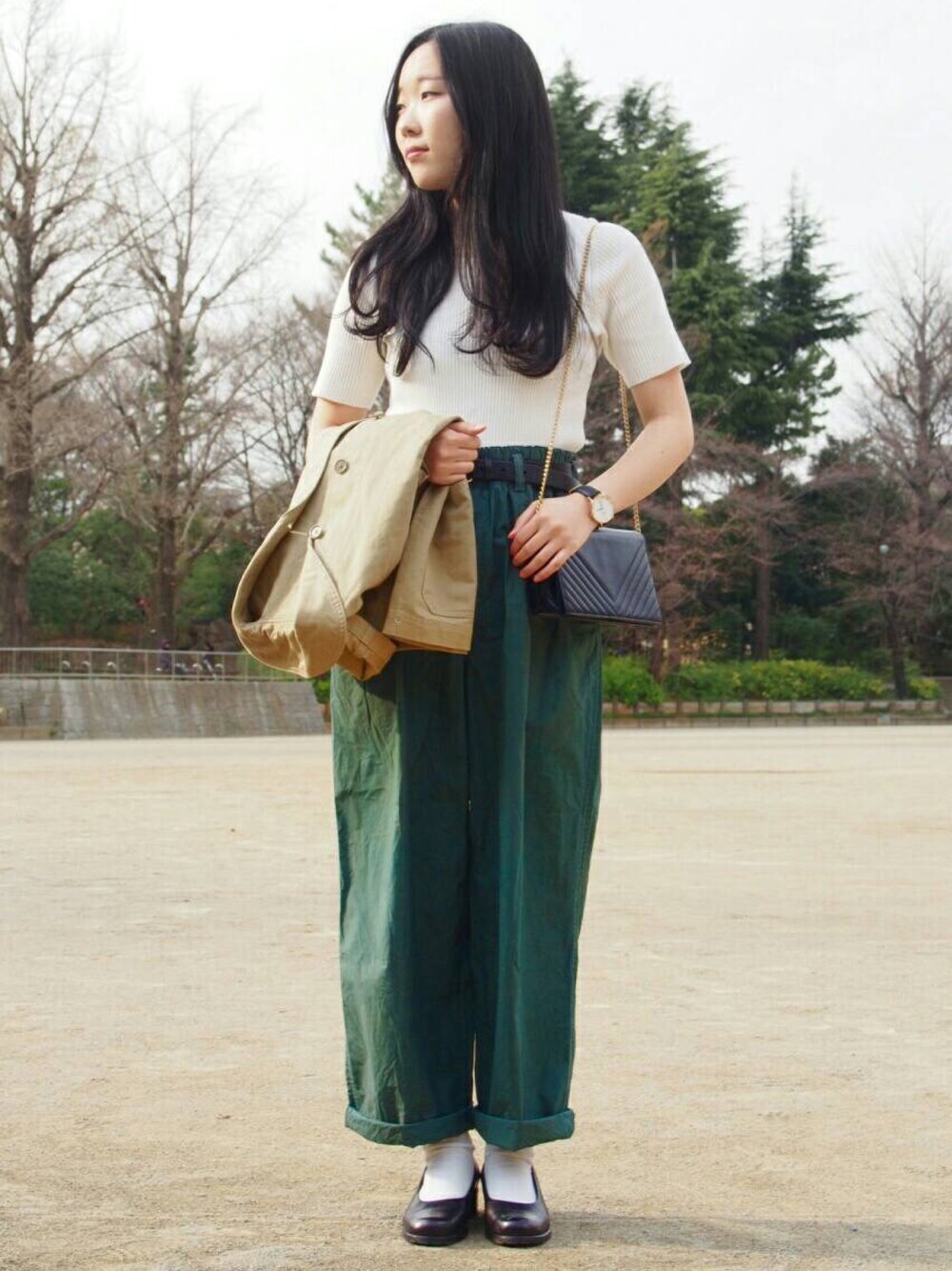 「ユニクロ、古着、シンプル、ヴィンテージ、ダニエルウェリントン」｜「UNIQLOのアイテム（Tシャツ/カットソー、ホワイト系）」を使った、Maikoさん（レディース・160cm）の春コーディネートの1枚目の写真