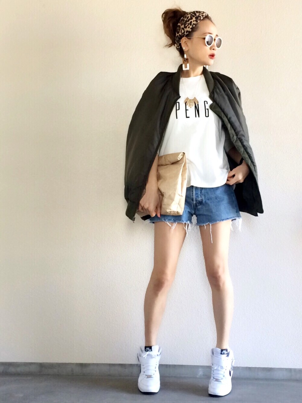 「MA-1、シンプルコーデ、カジュアル、スニーカー、デニム、春、ラフ、ナイキ、ホワイト、ootd」｜「Mila OwenのＰＥＮＧ箔プリントタンク（Tシャツ/カットソー、ホワイト系）」を使った、Yukieさん（レディース・166cm）の春コーディネートの1枚目の写真