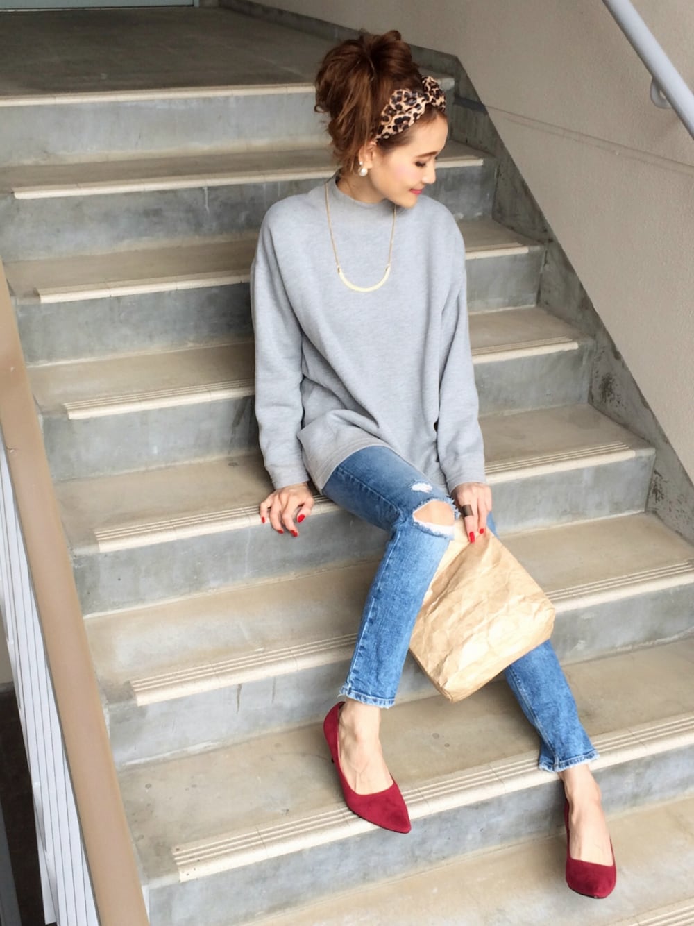 「デニム、シンプル、カジュアル、ラフ、赤、春、レオパード、ダメージデニムパンツ、カジュアルコーデ、outfit」｜「JEANASISのハイネックウラケロングプルオーバー/705837（スウェット、グレー系）」を使った、Yukieさん（レディース・166cm）の春コーディネートの1枚目の写真