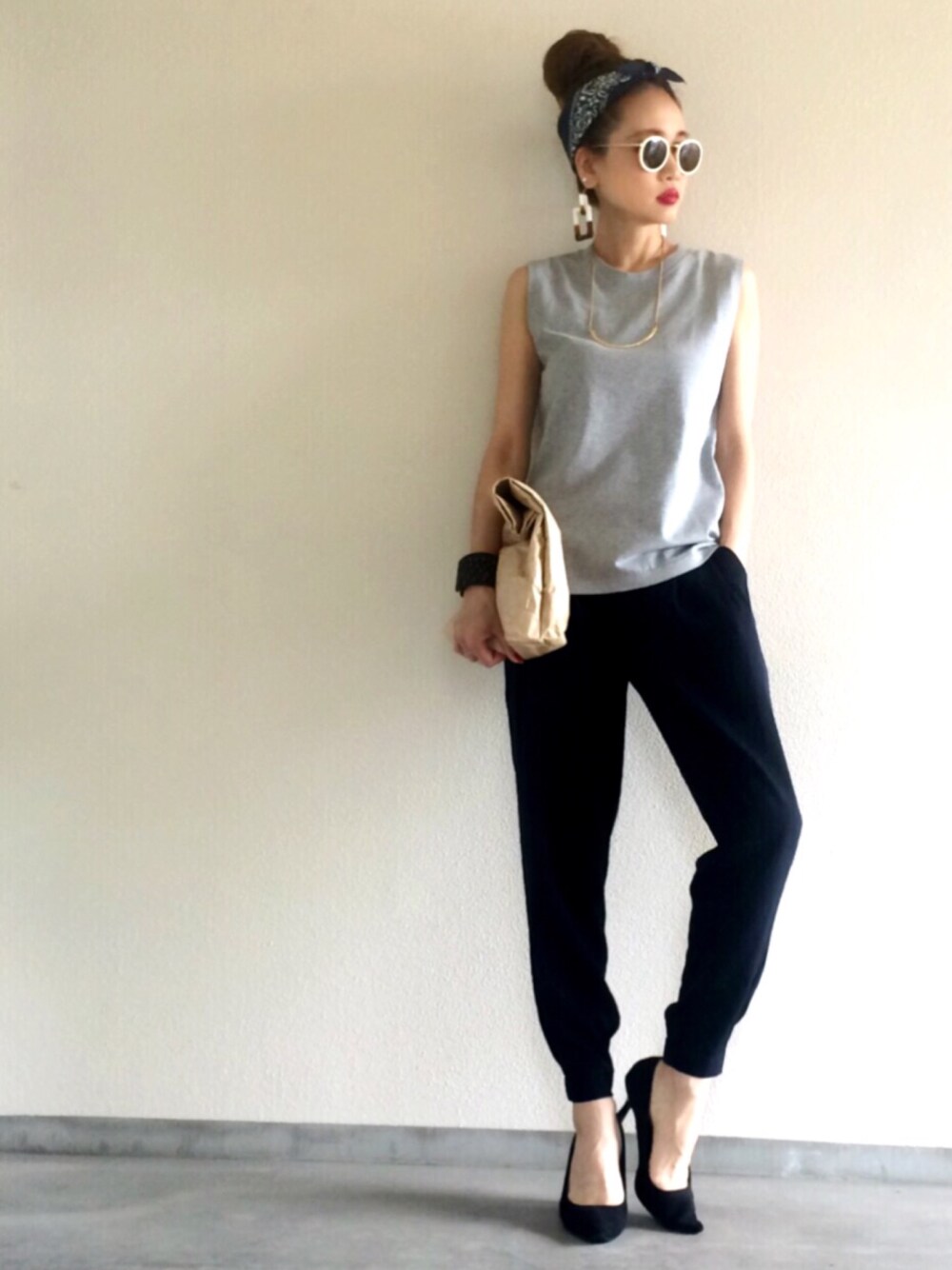 「カジュアル、シンプル、夏、オトナカジュアル、クラッチバッグ、ジョガーパンツ、ノースリーブ、バンダナ、ootd、outfit」｜「journal standard L'essageの16/-ノースリーブ Tシャツ# （タンクトップ、グレー系）」を使った、Yukieさん（レディース・166cm）の夏コーディネートの1枚目の写真