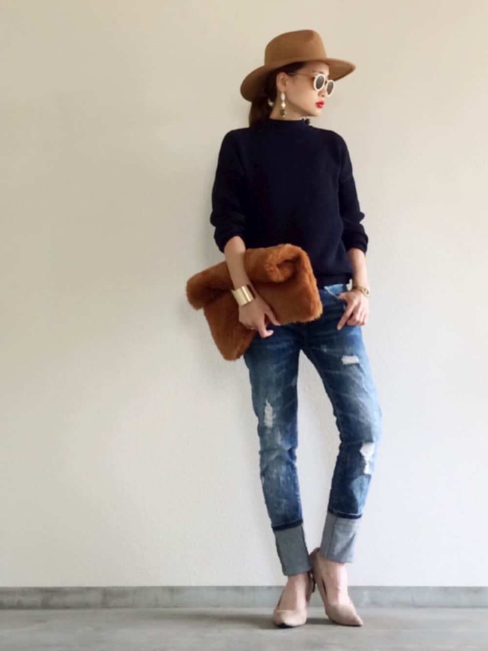 「秋コーデ、オトナカジュアル、休日スタイル、シンプルコーデ、デニム、ニット、ハット、ネイビー、outfit、ootd」｜「ZARAのアイテム（デニムパンツ、ブルー系）」を使った、Yukieさん（レディース・166cm）の秋コーディネートの1枚目の写真