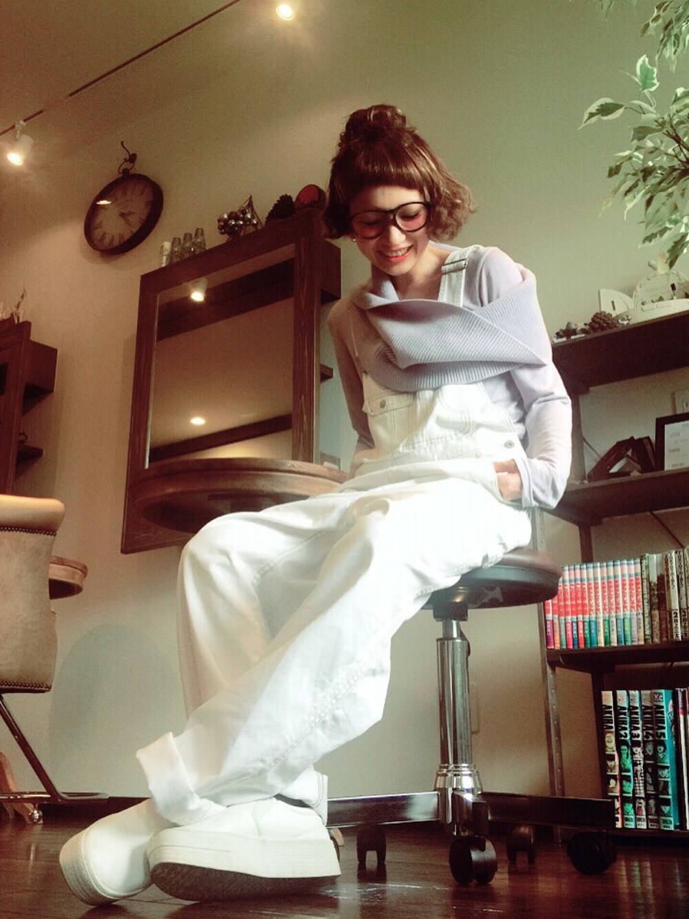 「ootd、outfit、ママコーデ、プチプラコーデ、ラフ、カジュアルコーデ、ワントーンコーデ、秋のコーデ、秋コーデ、パッツン前髪」｜「LEPSIMのアイテム（つなぎ/オールインワン、ホワイト系）」を使った、madokaさん（レディース・153cm）の秋コーディネートの1枚目の写真