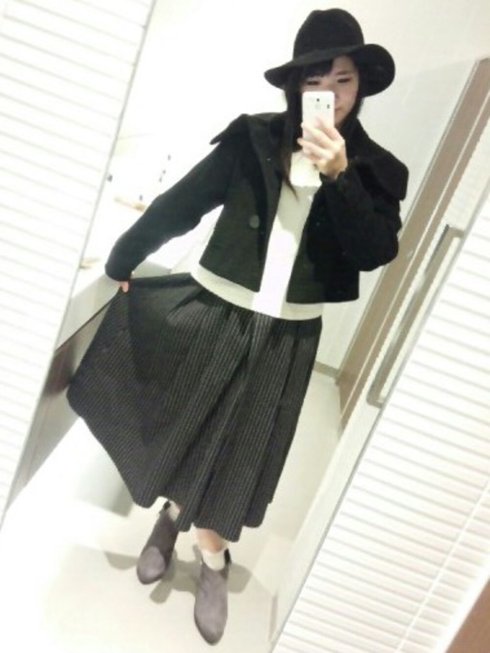 「黒、ロングスカート、ストライプスカート、Ｉライン、モノクロ、モノトーンコーデ、魔女っぽい、ハット、大人っぽい、静かそう」｜「HERE’Sのアイテム（スカート、ブラック系）」を使った、Miiさん（レディース・159cm）の冬コーディネートの1枚目の写真