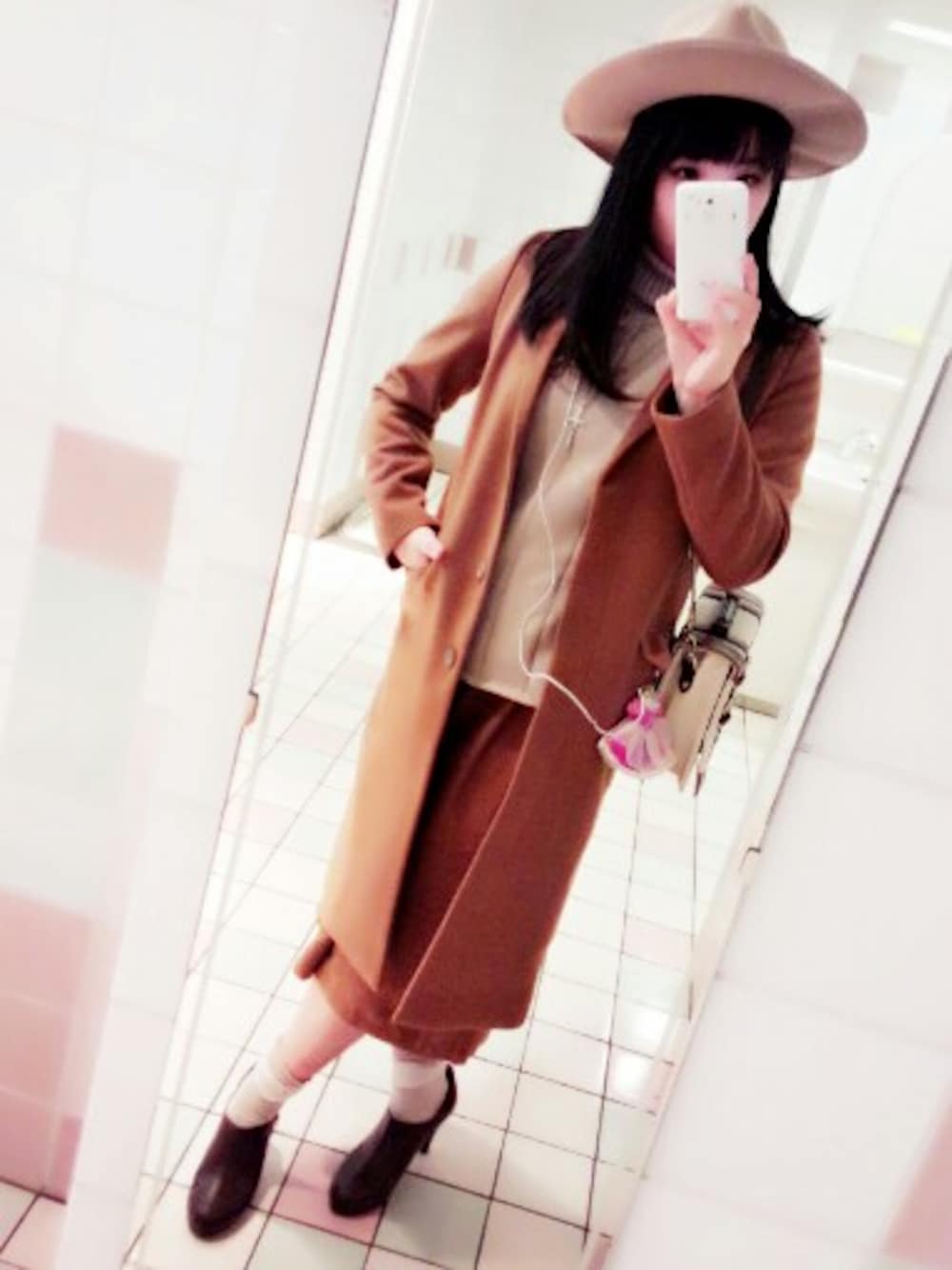 ブラウン系のその他パンツ、ベージュ系のアンサンブル、ベージュ系のチェスターコートを着用したレディースの冬コーディネートの1枚目の写真