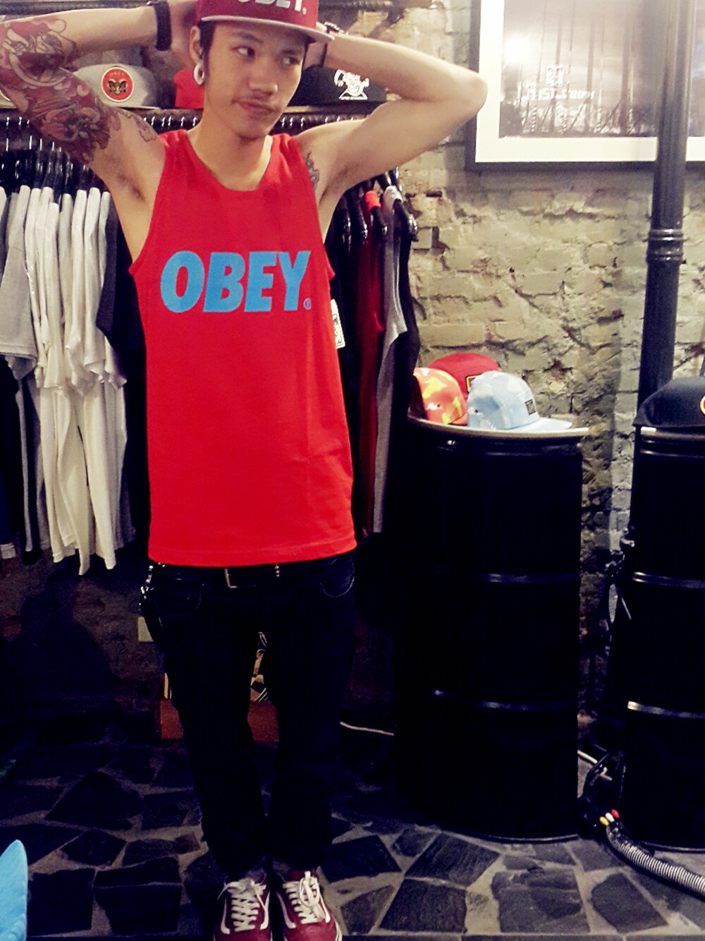 「OBEY」｜「OBEYのOBEY FONT TANK（タンクトップ、レッド系）」を使った、大衛さん（メンズ・174cm）の夏コーディネートの1枚目の写真