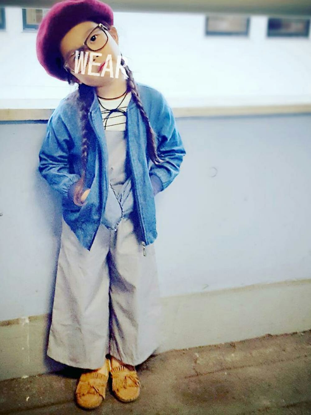 ブルー系のデニムジャケット、グレー系のサロペット/オーバーオール、ブラウン系のモカシン/デッキシューズを着用したキッズの秋コーディネートの1枚目の写真