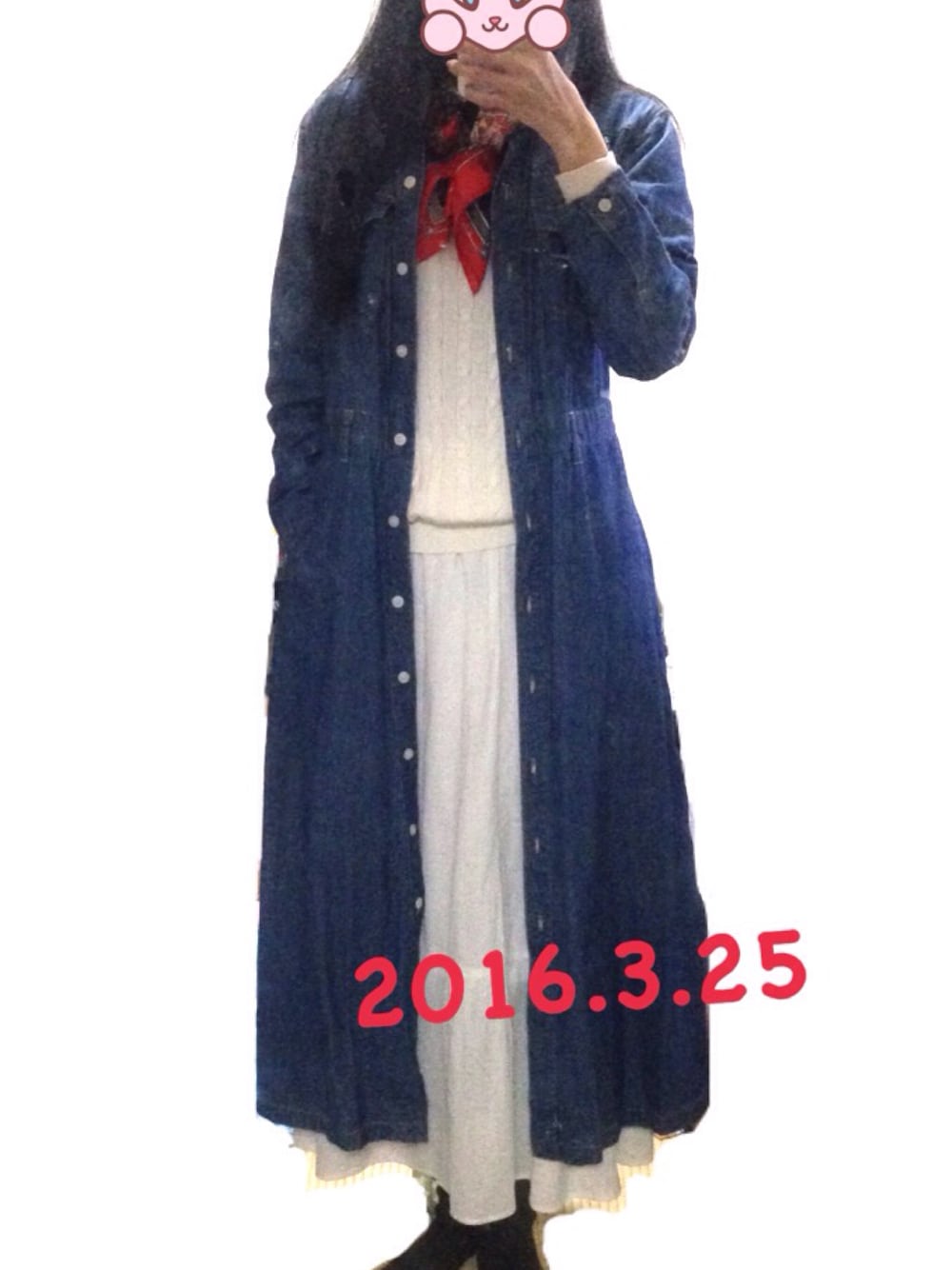 「UNIQLO、白、春コーデ、スカーフ、デニムシャツ、ロングシャツ、寒すぎて変更」｜「UNIQLOの2014.7.20購入。セール品。（スカート、ホワイト系）」を使った、りぃ@篠原涼子さんlove♡さん（レディース・166cm）の春コーディネートの1枚目の写真