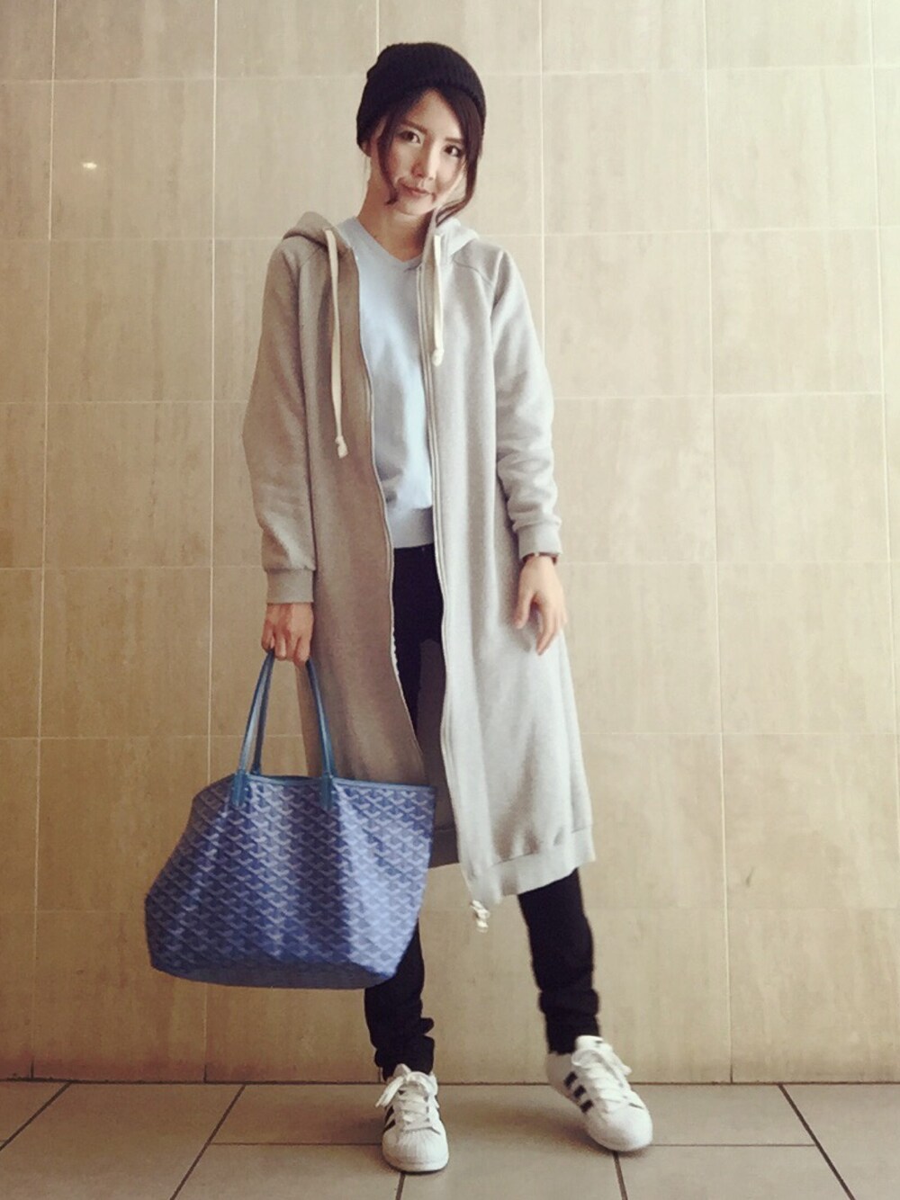 グレー系のジャケット/アウター、ブルー系のニット/セーター、ブラック系のその他パンツを着用したレディースの秋コーディネートの1枚目の写真