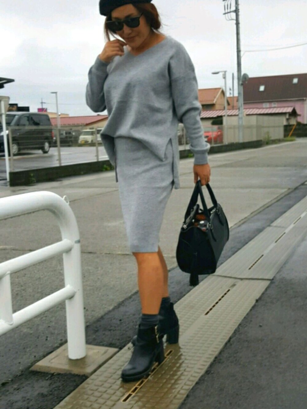 ブラック系のショルダーバッグ、ブラック系のブーツ、ブラック系のハンチング/ベレー帽を着用したレディースの秋コーディネートの1枚目の写真