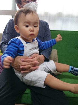 「BeBe（ベベ）のアイテム（サロペット/オーバーオール）」を使った、Yuki  Tashiroさん（キッズ・80cm）の秋コーディネート