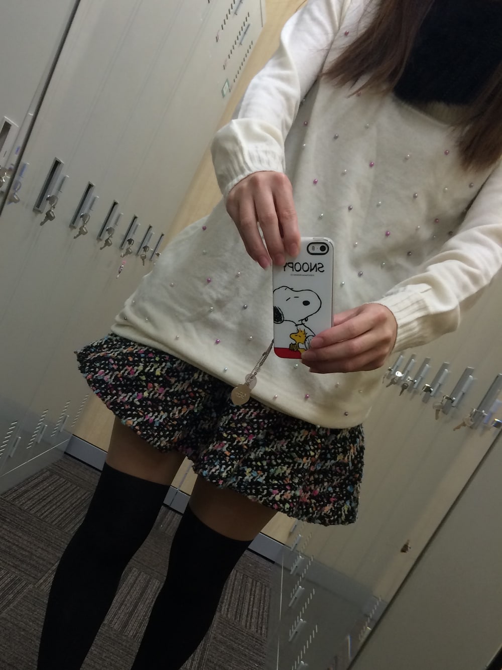 「barbie、ツイードスカート、カラフルツイード、ファー小物」｜「Barbieのアイテム（ニット/セーター、ホワイト系）」を使った、まゅさん（レディース・154cm）の秋コーディネートの1枚目の写真