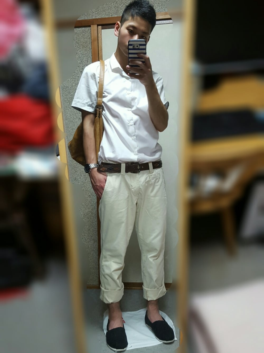 ブラック系のモカシン/デッキシューズ、ホワイト系のシャツ/ブラウス、ベージュ系のチノパンツを着用したメンズの夏コーディネートの1枚目の写真