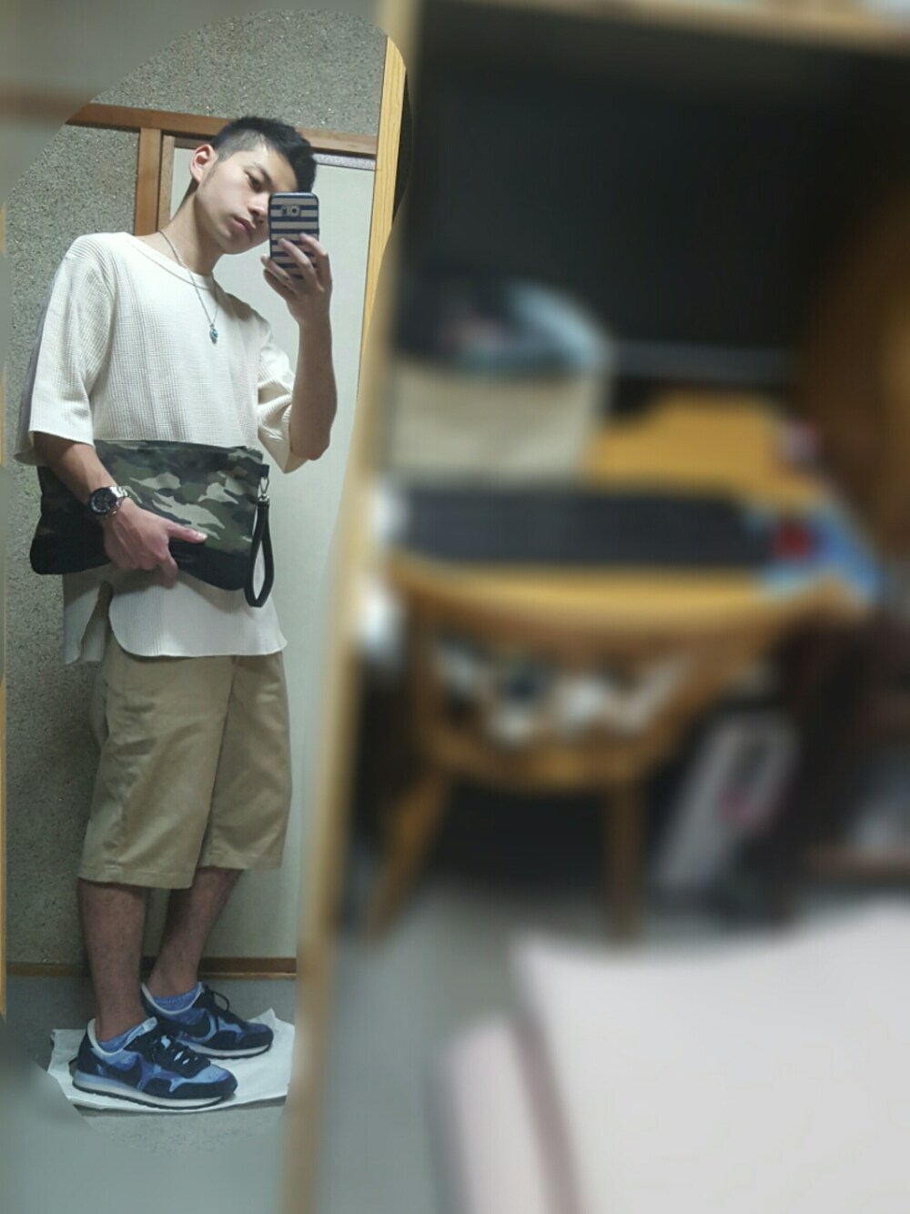 ベージュ系のその他パンツ、グリーン系のクラッチバッグ、ホワイト系のTシャツ/カットソーを着用したメンズの夏コーディネートの1枚目の写真
