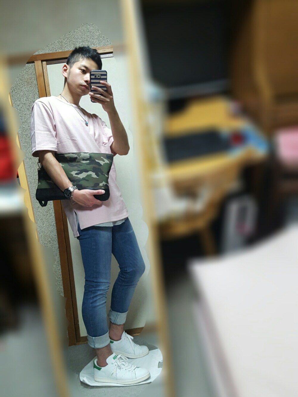 ホワイト系のスニーカー、ブルー系のデニムパンツ、ピンク系のTシャツ/カットソーを着用したメンズの夏コーディネートの1枚目の写真