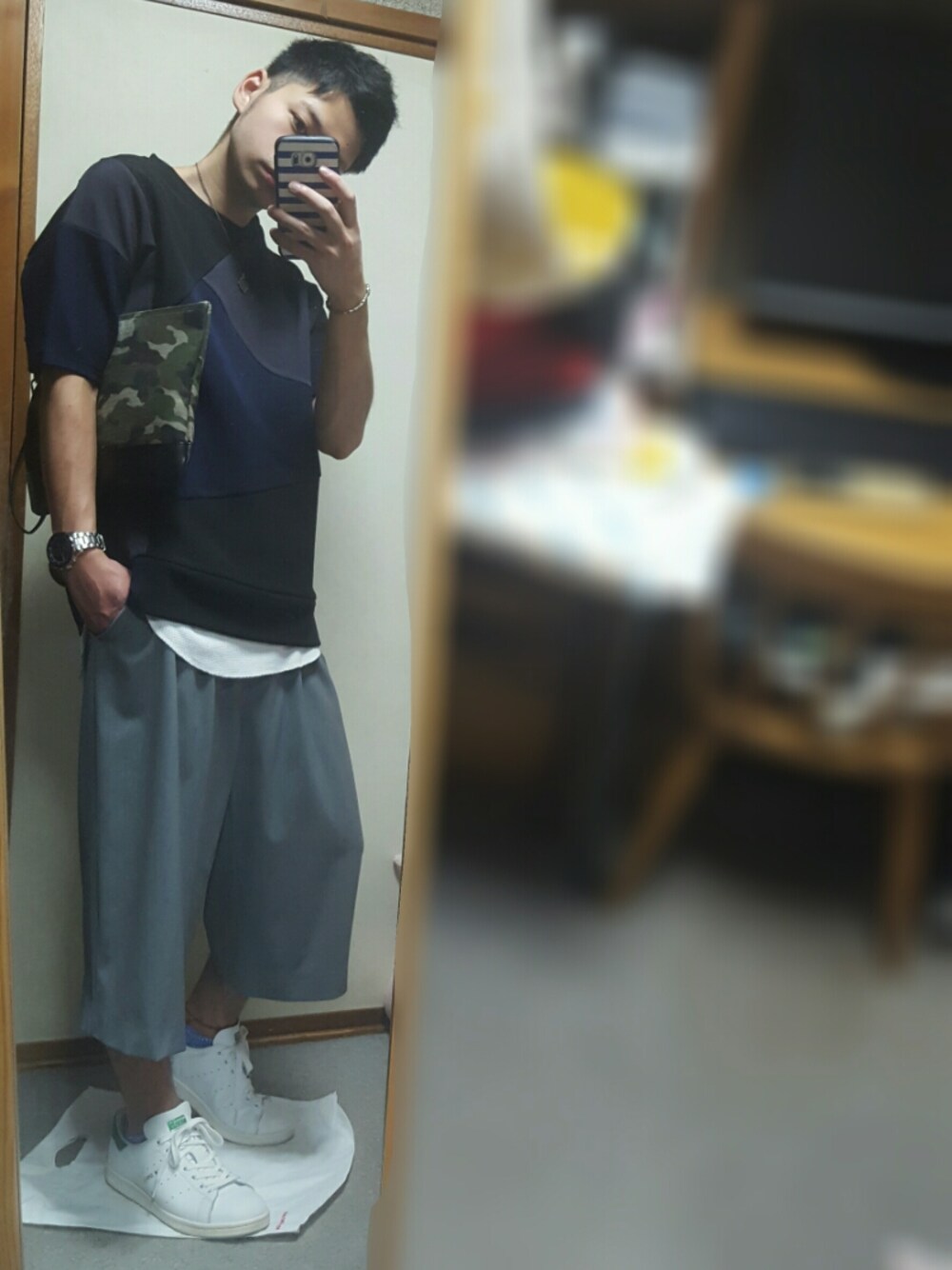 グレー系のその他パンツ、ホワイト系のスニーカー、ブルー系のTシャツ/カットソーを着用したメンズの夏コーディネートの1枚目の写真