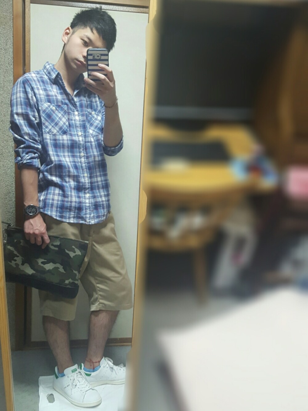 ホワイト系のスニーカー、ベージュ系のその他パンツ、グリーン系のクラッチバッグを着用したメンズの夏コーディネートの1枚目の写真