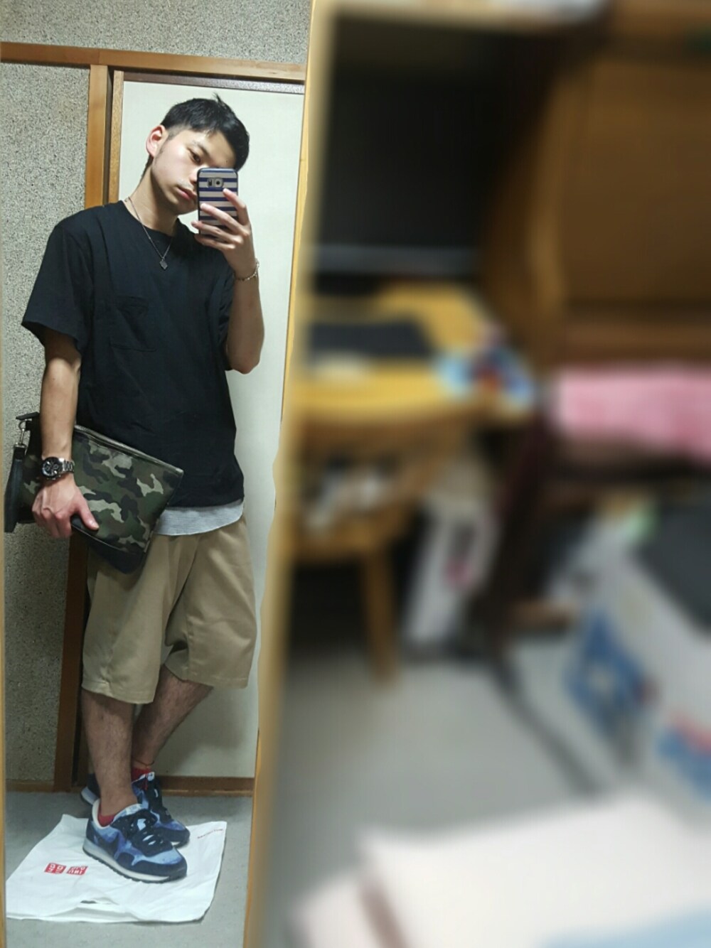 ブルー系のスニーカー、ベージュ系のその他パンツ、グリーン系のクラッチバッグを着用したメンズの秋コーディネートの1枚目の写真