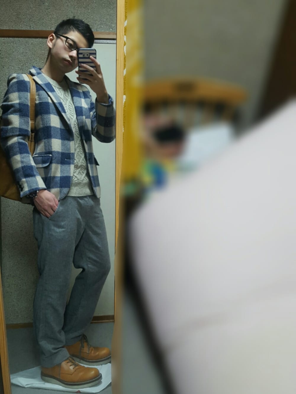 イエロー系のブーツ、グレー系のその他パンツ、ベージュ系のニット/セーターを着用したメンズの秋コーディネートの1枚目の写真