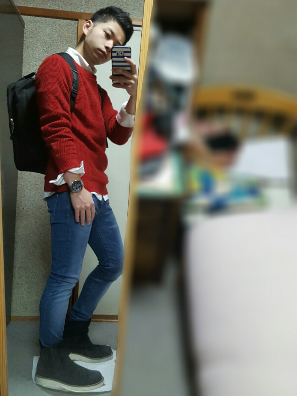 ブルー系のデニムパンツ、ブラック系のブーツ、ホワイト系のシャツ/ブラウスを着用したメンズの秋コーディネートの1枚目の写真