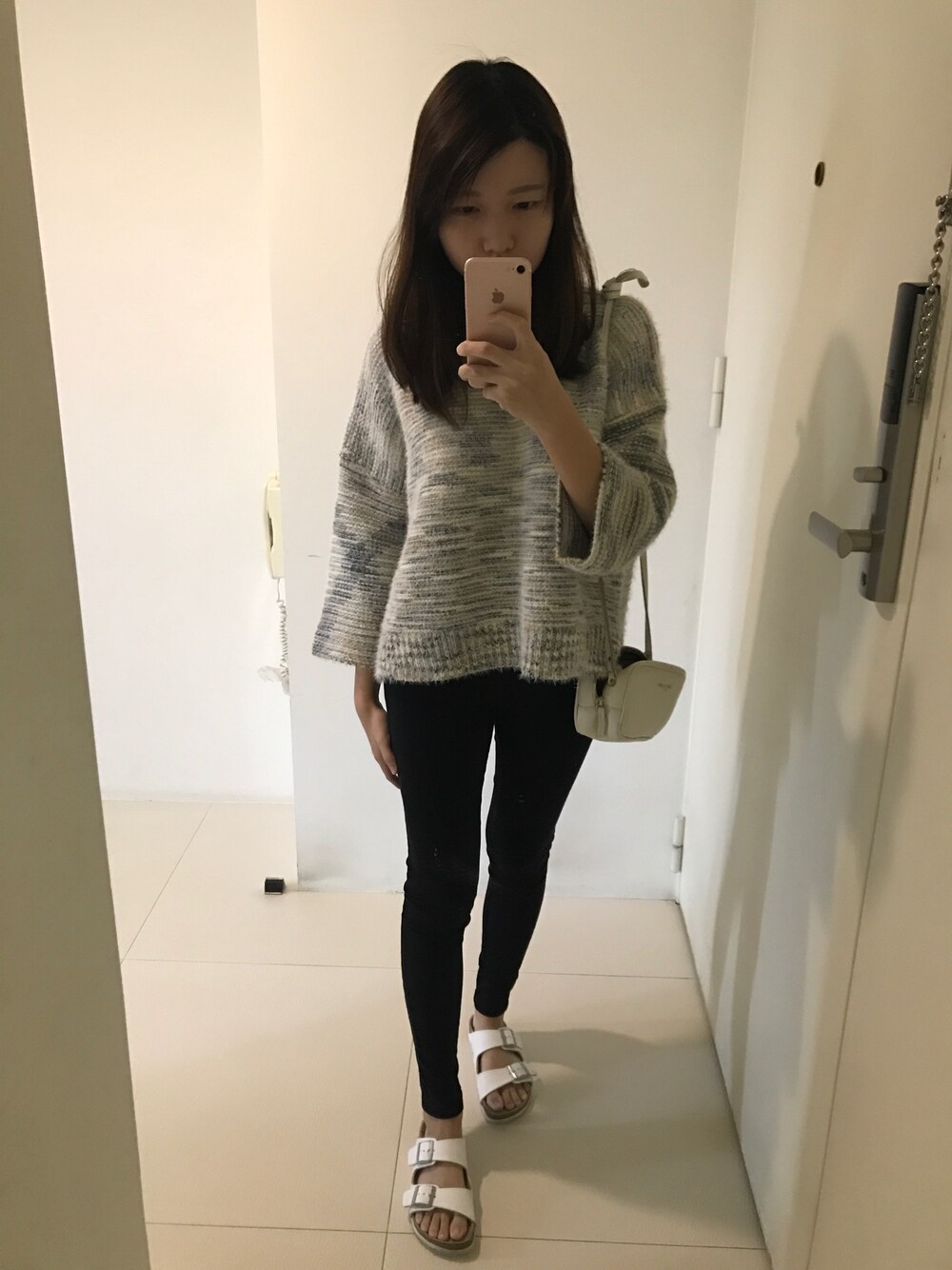 「yourzのアイテム（ニット/セーター、グレー系）」を使った、Hua-Huaさん（レディース・155cm）の秋コーディネートの1枚目の写真