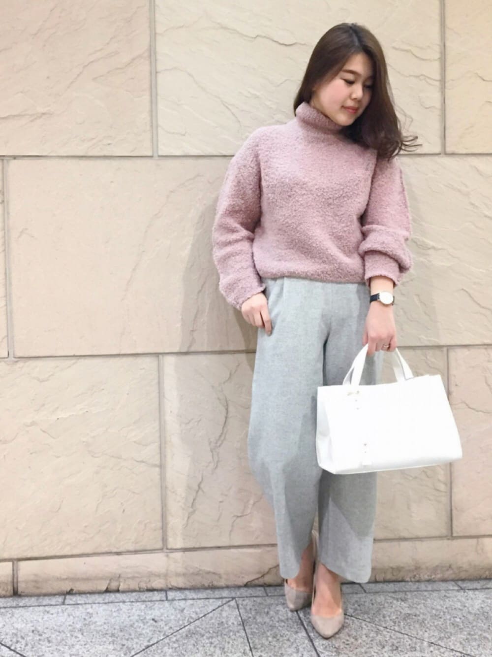 「ROSSO、パンツスタイル、パンプス、シンプル、ピンク、ホワイトバッグ」｜「URBAN RESEARCH ROSSO WOMENのROSSO ツイードワイドイージーPT（その他パンツ、グレー系）」を使った、ikehara yuunaさん（レディース・163cm）の冬コーディネートの1枚目の写真