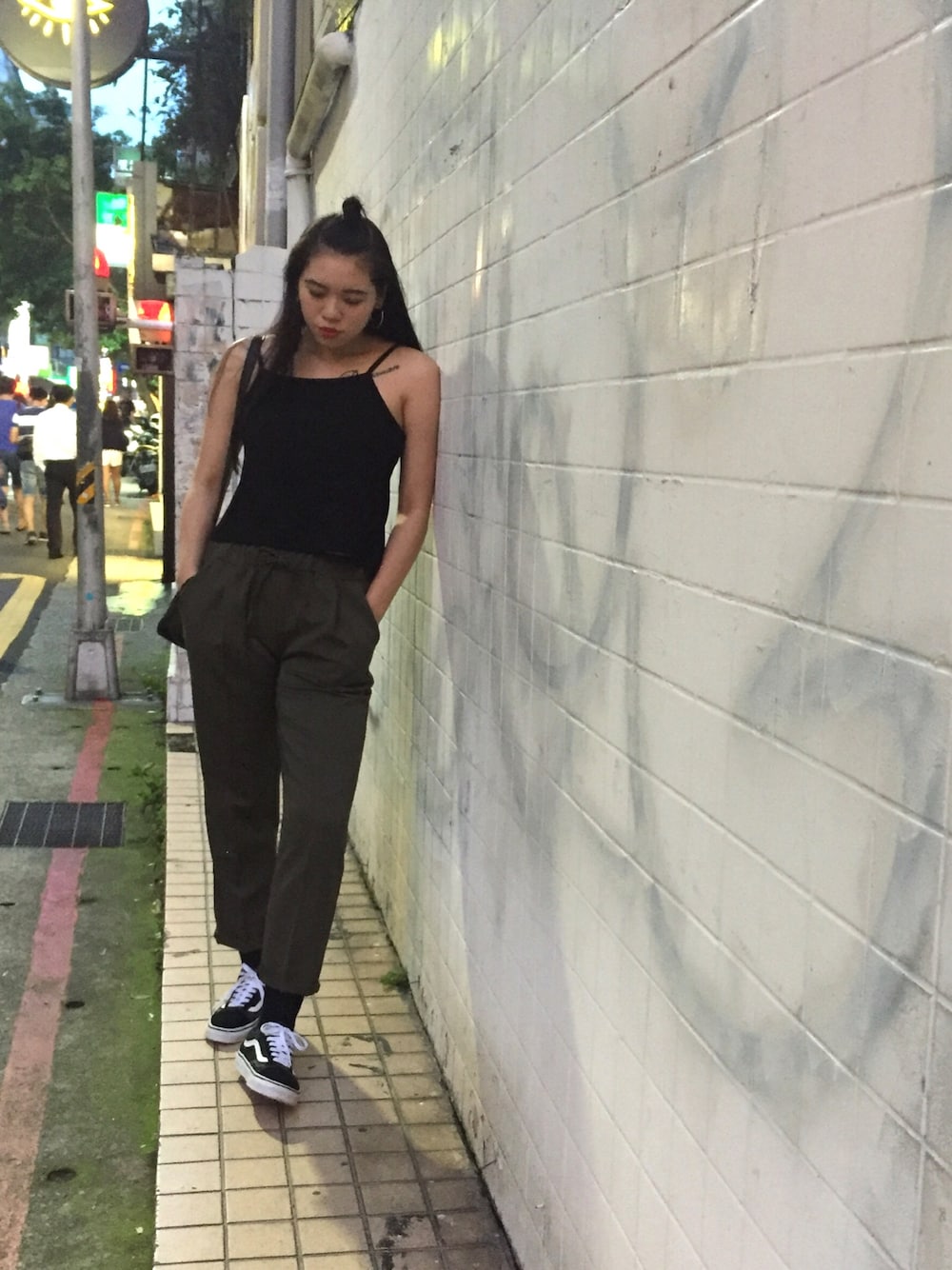 「VANSのアイテム（シューズ、ブラック系）」を使った、萱さん（レディース・165cm）の秋コーディネートの1枚目の写真