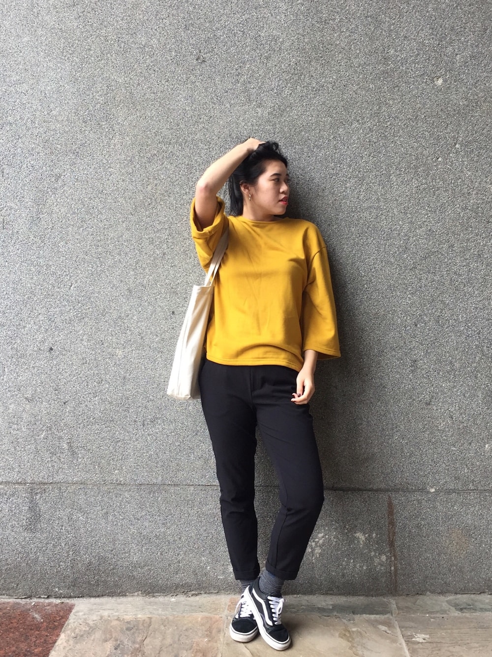 「ZARAのアイテム（その他パンツ、ブラック系）」を使った、萱さん（レディース・165cm）の秋コーディネートの1枚目の写真