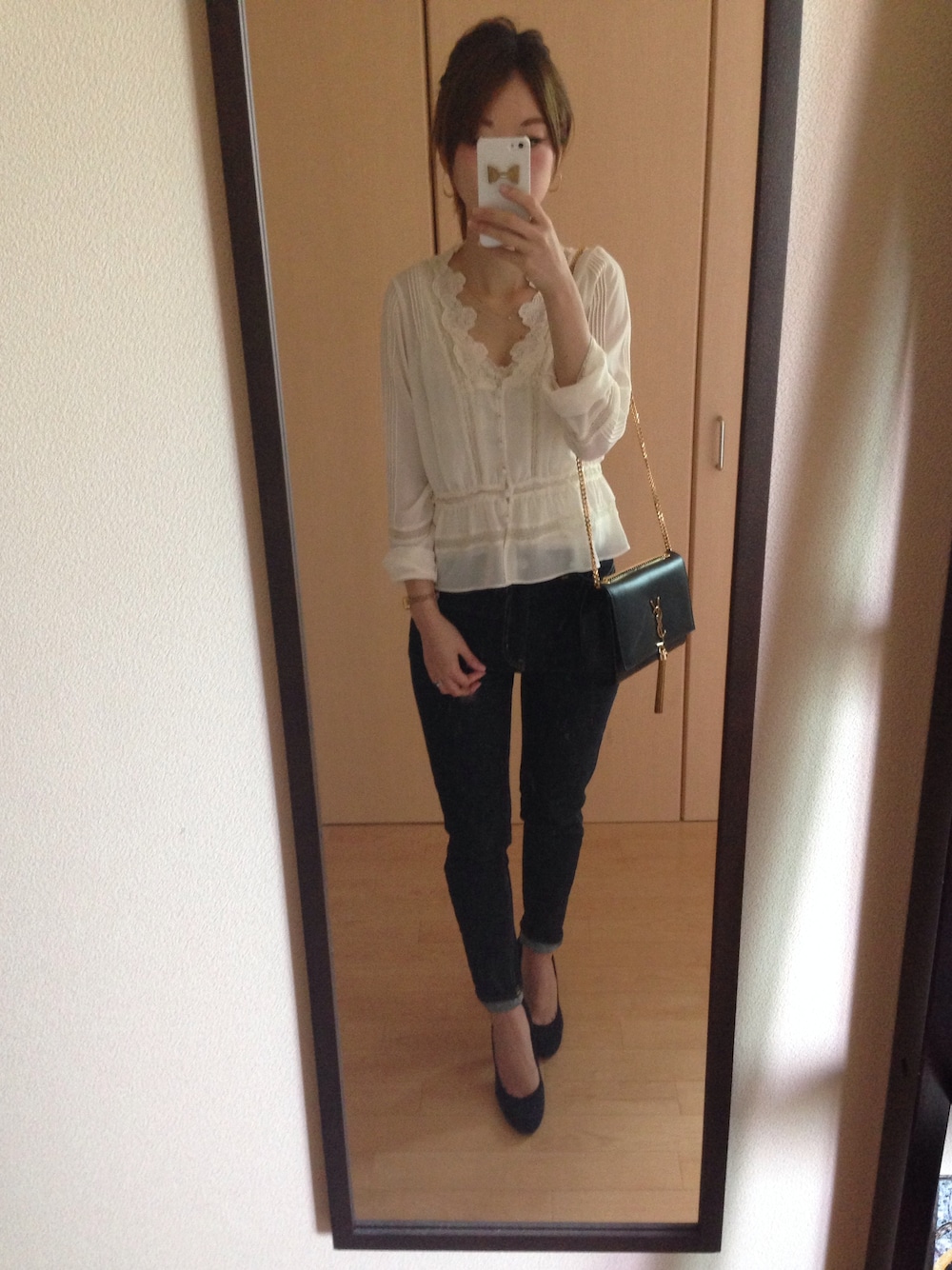 「LILY BROWNのアイテム（シャツ/ブラウス、ベージュ系）」を使った、mapiさん（レディース・153cm）の秋コーディネートの1枚目の写真