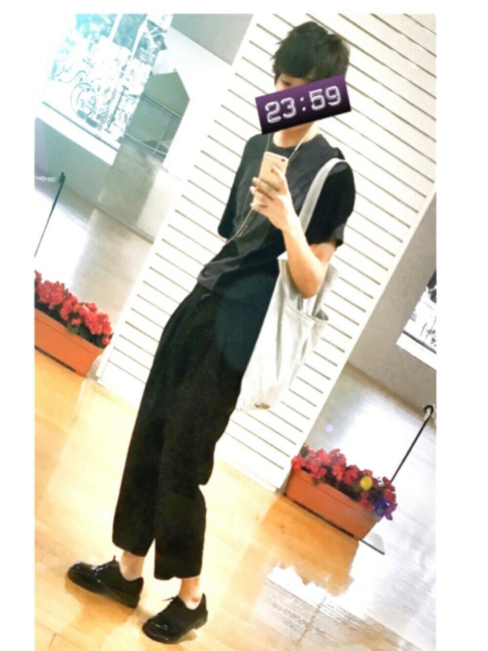 ブラック系のTシャツ/カットソー、ホワイト系のトートバッグ、ブラック系のその他パンツを着用したメンズの秋コーディネートの1枚目の写真