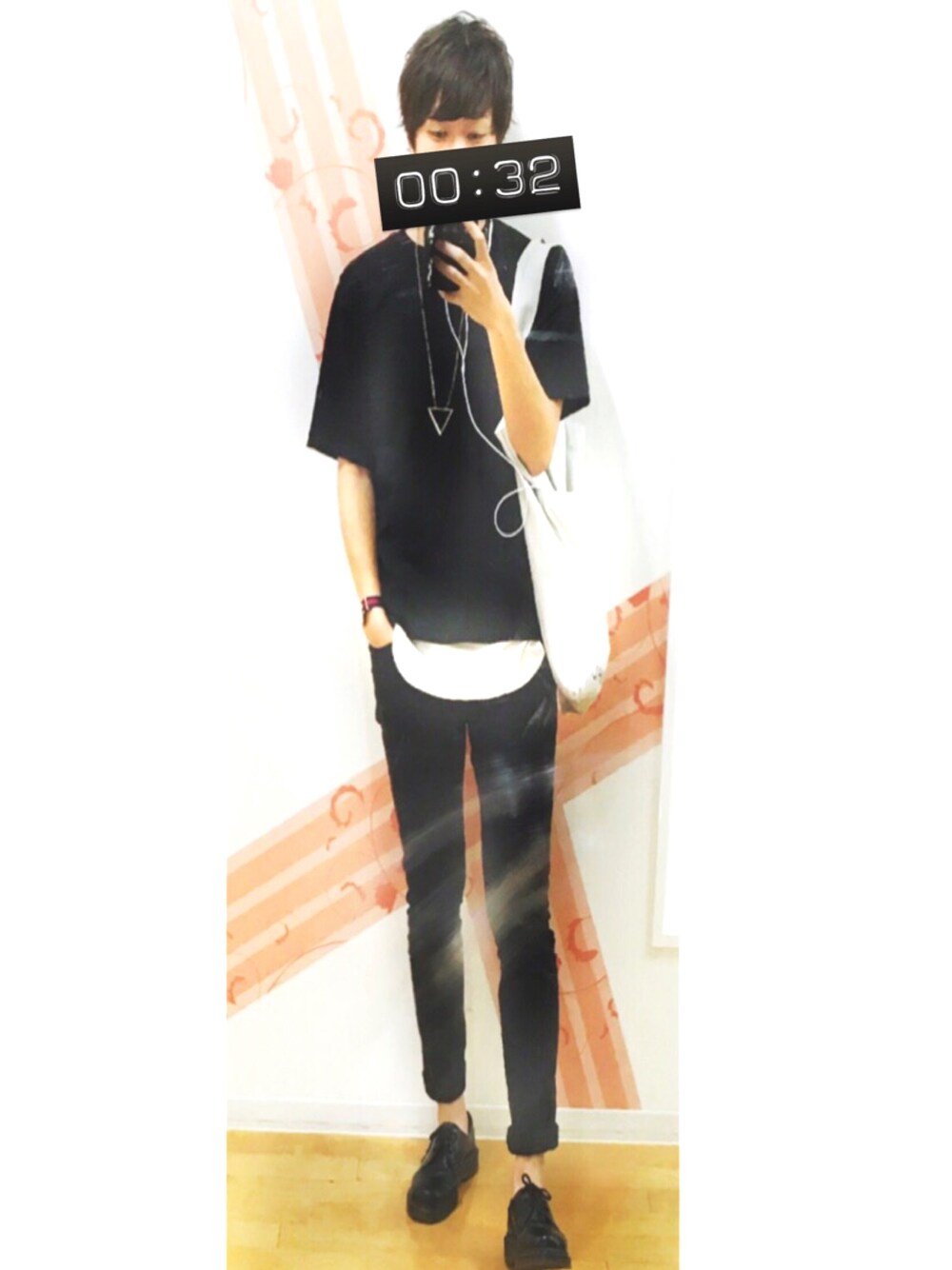 ブラック系のTシャツ/カットソー、ホワイト系のタンクトップ、ホワイト系のトートバッグを着用したメンズの秋コーディネートの1枚目の写真