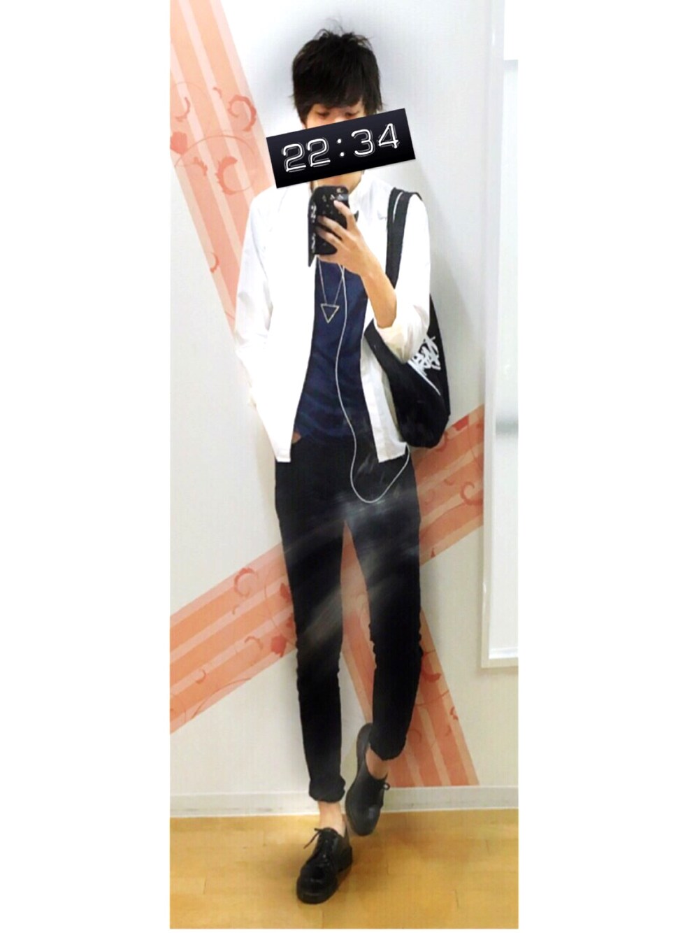 ホワイト系のシャツ/ブラウス、ブラック系のチノパンツ、ブラック系のその他シューズを着用したメンズの秋コーディネートの1枚目の写真