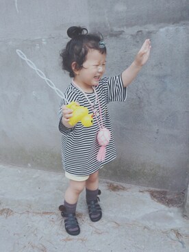 「アイテム（カーゴパンツ、イエロー系）」を使った、bonnie小卷卷さん（キッズ・90cm）の春コーディネート