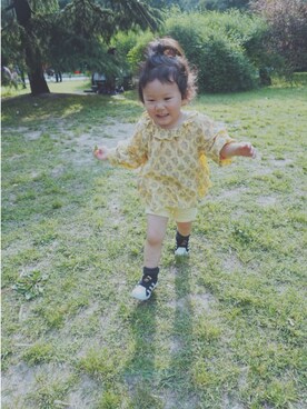 「アイテム（カーゴパンツ、イエロー系）」を使った、bonnie小卷卷さん（キッズ・90cm）の春コーディネート