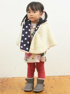 「ムートンブーツ」｜「アイテム（ポンチョ）」を使った、ミヅキさん（キッズ・83cm）の秋コーディネート