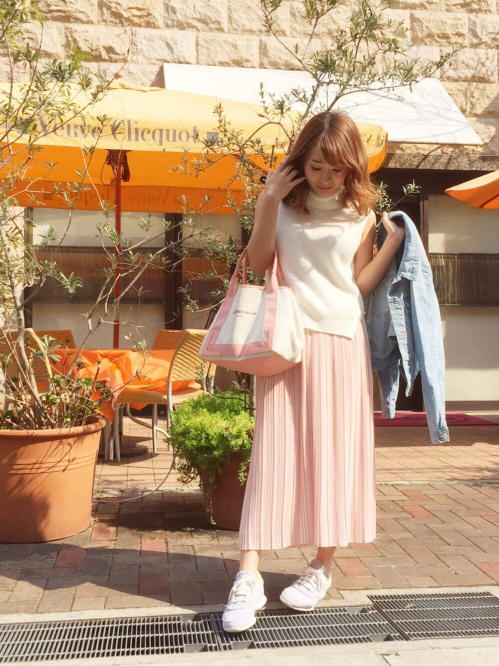 「BALENCIAGAのアイテム（バッグ、ピンク系）」を使った、久奈さん（レディース・154cm）の春コーディネートの1枚目の写真