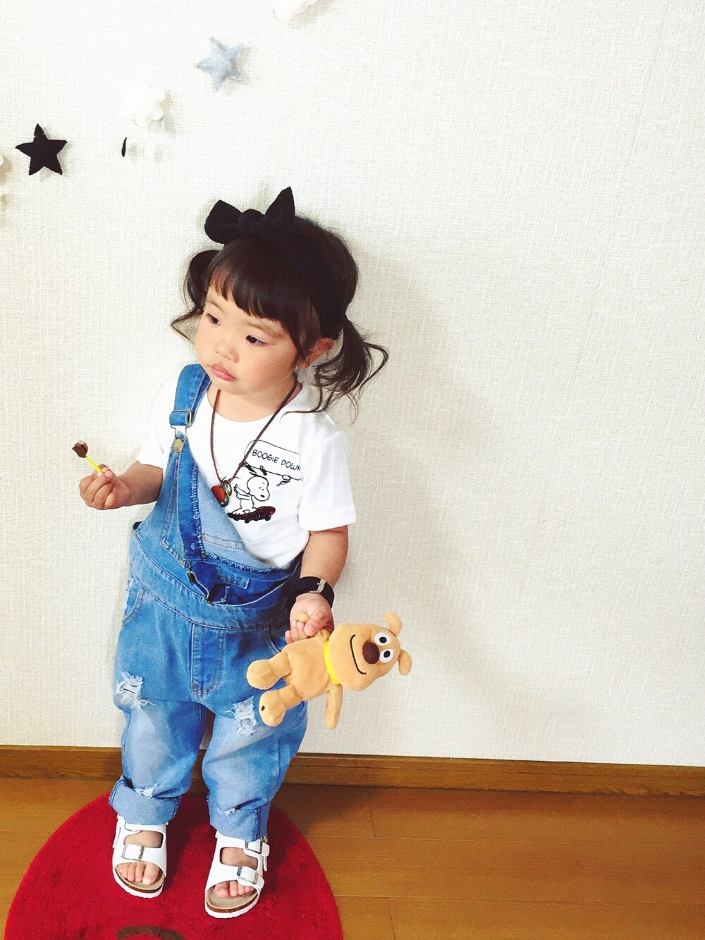ホワイト系のTシャツ/カットソー、ブルー系のサロペット/オーバーオールを着用したキッズの春コーディネートの1枚目の写真
