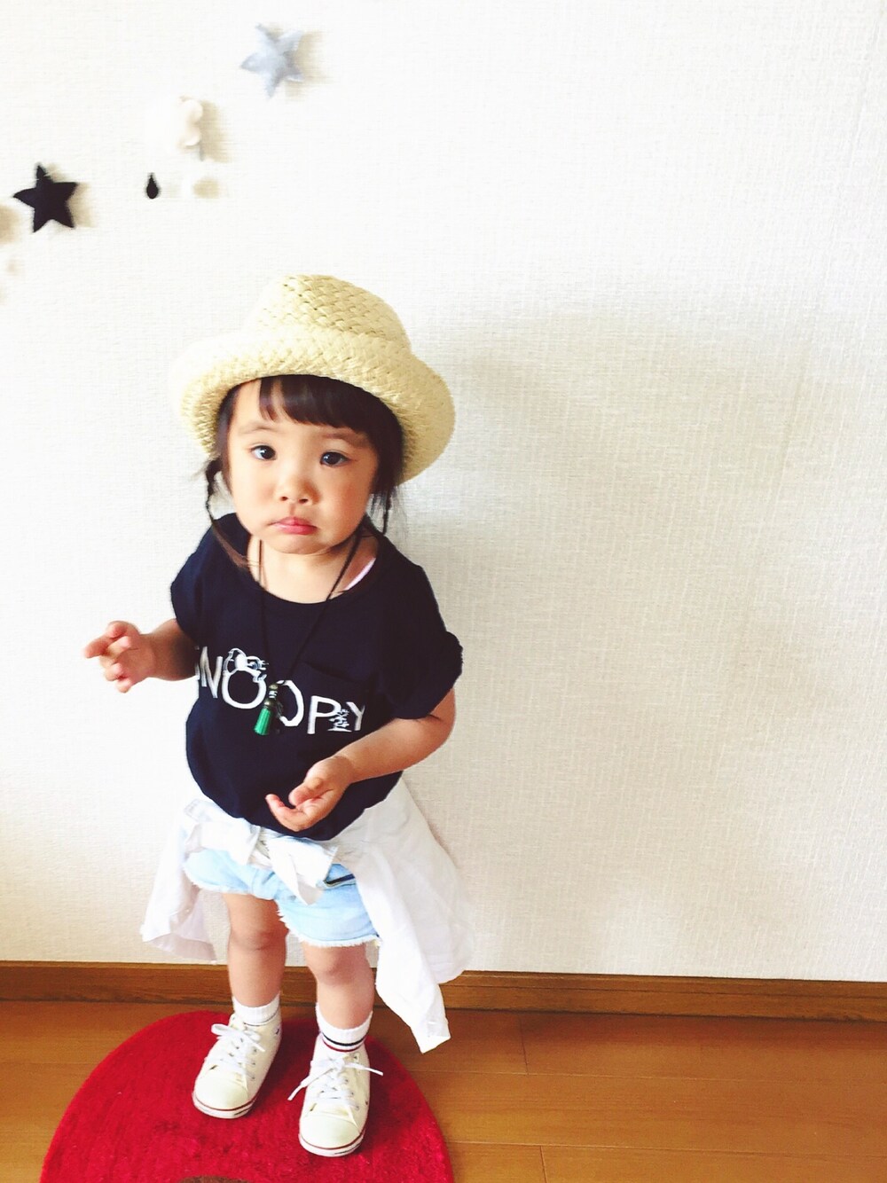 ブラック系のTシャツ/カットソー、ブルー系のパンツ、ベージュ系のハットを着用したキッズの春コーディネートの1枚目の写真