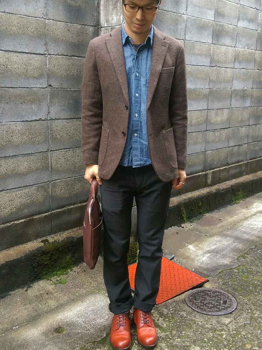 「Levi's、めがね、革靴、BAGGY PORT、ビジネスバッグ」｜「BAGGY PORTのWオイルレザー薄マチビジネスバッグ（ビジネスバッグ、ブラウン系）」を使った、さささん（メンズ・172cm）の秋コーディネートの1枚目の写真