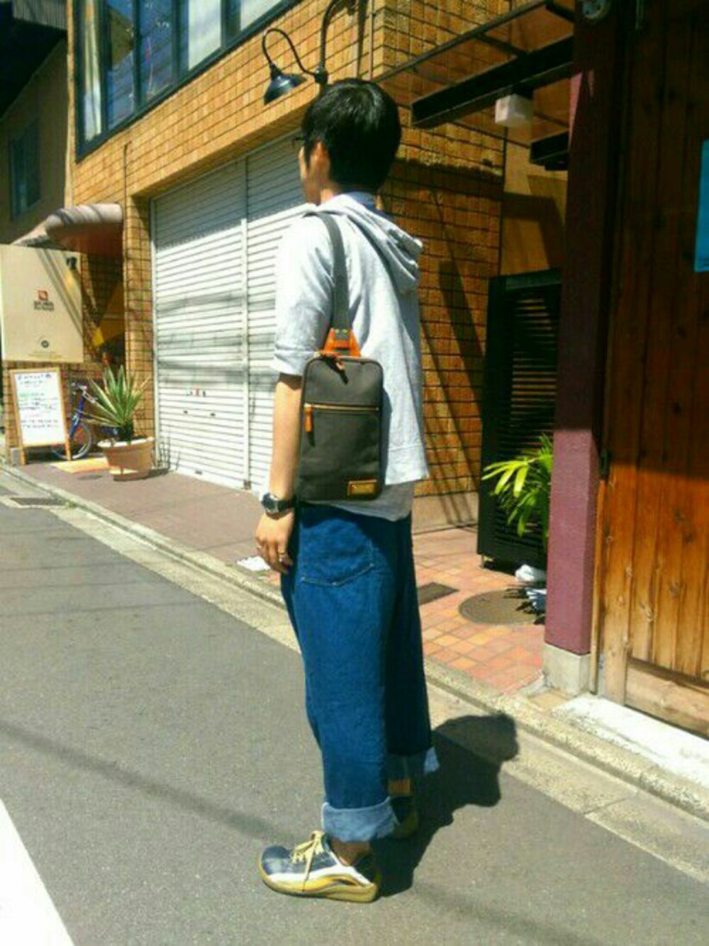 「BAGGY PORT、johnbull、サルエルデニム、ゆるコーデ、暑いですね、パーカー グレー、ボディバッグ」｜「BAGGY PORTの6号コーマ帆布ボディバッグ（ボディバッグ/ウエストポーチ、グリーン系）」を使った、さささん（メンズ・172cm）の夏コーディネートの1枚目の写真