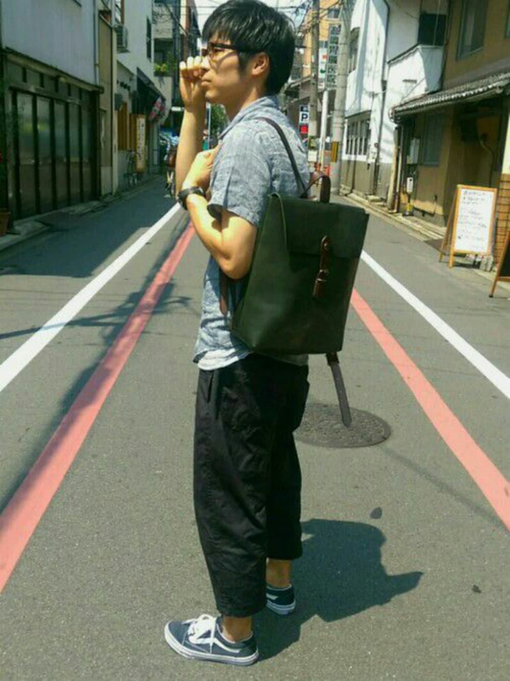「BAGGY PORT、リュック、スニーカースタイル、夏、暑い、ゆったりパンツ、ダテメガネ」｜「石垣島の流木ネックレスのアイテム（その他、オレンジ系）」を使った、さささん（メンズ・172cm）の夏コーディネートの1枚目の写真
