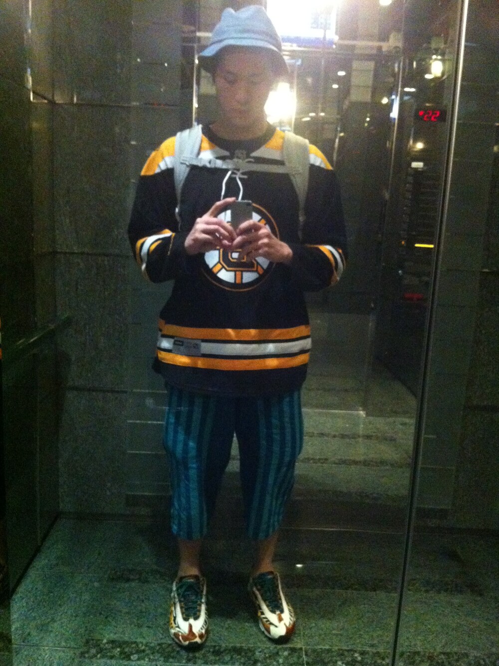 「NHL #hockey #jersey #boston #nike #airmax95」｜「Reebokのアイテム（ジャージ、イエロー系）」を使った、CMさん（メンズ・189cm）の夏コーディネートの1枚目の写真